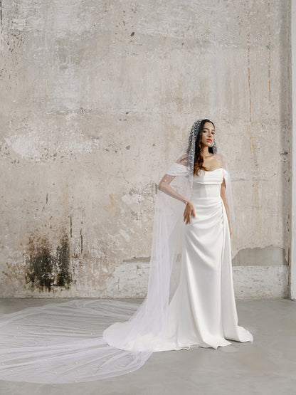 Ein minimalistisches, modernes Brautkleid mit klaren Linien und subtiler Eleganz, perfekt für eine schicke Hochzeit in Hamburg.