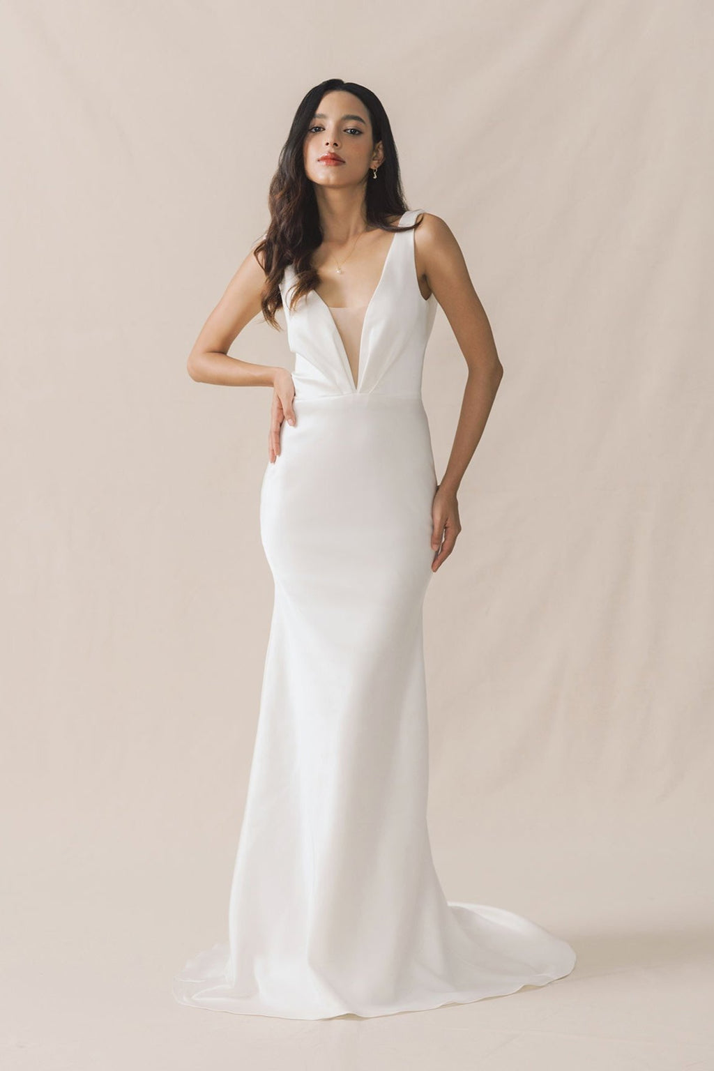 Minimalistisches, Modernes Brautkleid mit V Ausschnitt Hamburg standesamt