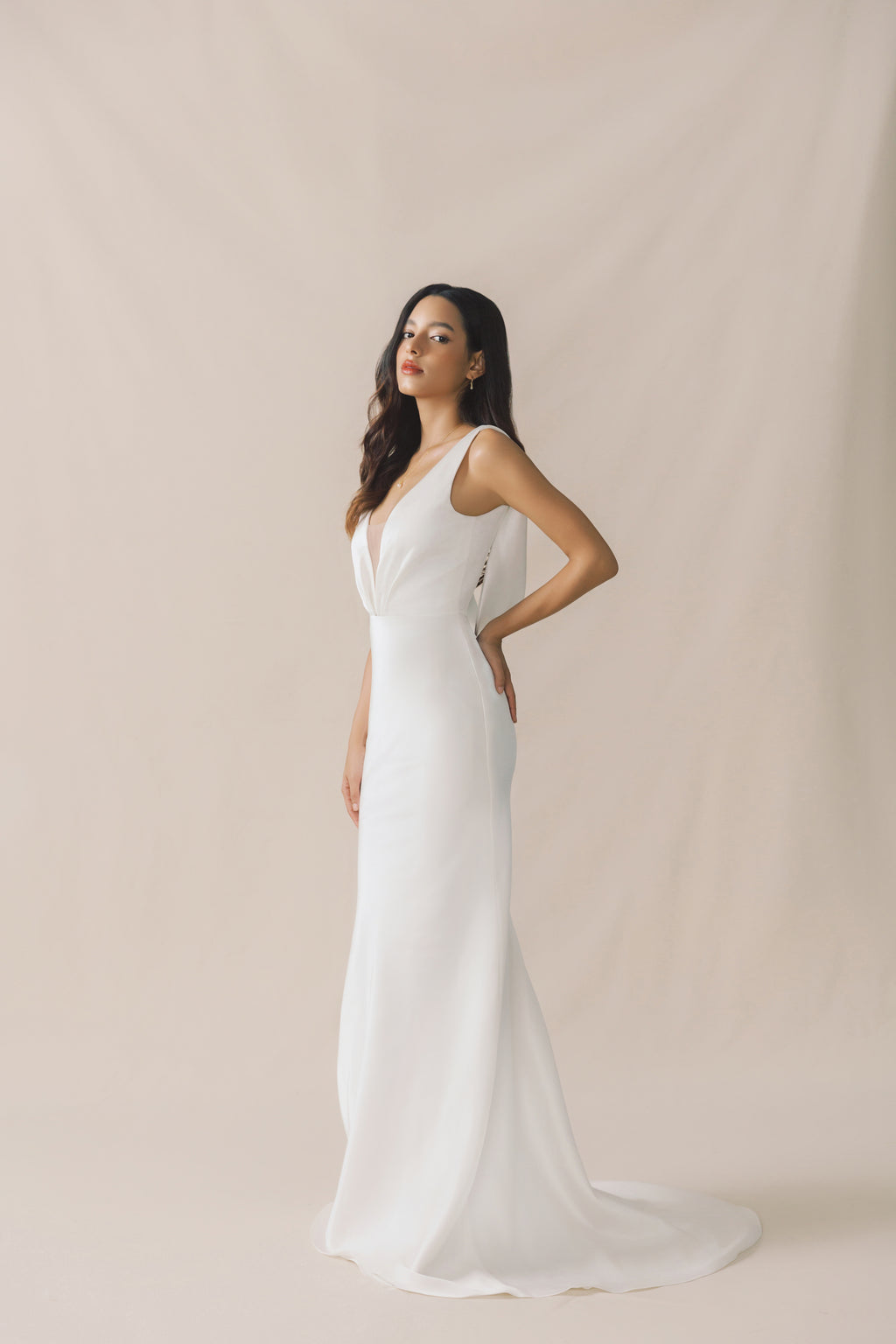 Minimalistisches, Modernes Brautkleid mit V Ausschnitt Hamburg standesamt