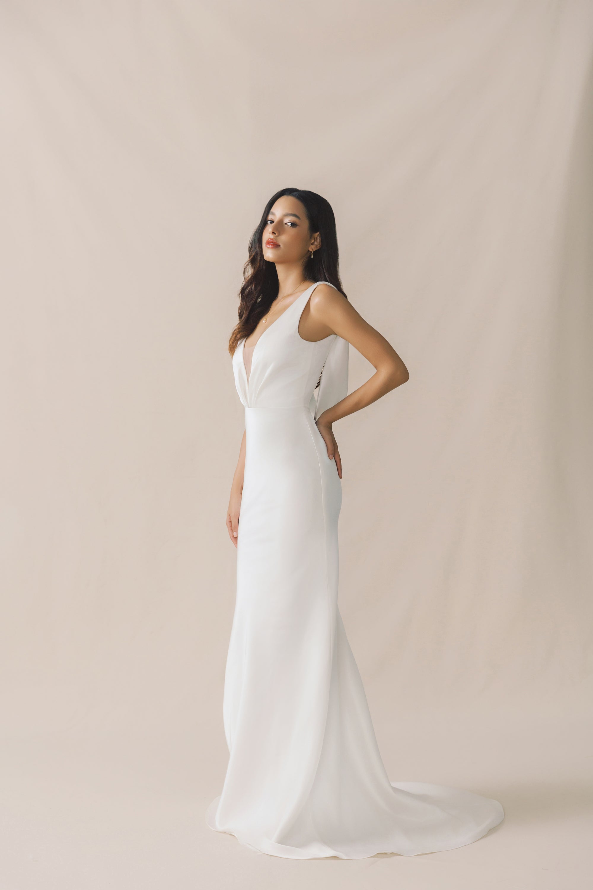 Minimalistisches, Modernes Brautkleid mit V Ausschnitt Hamburg standesamt