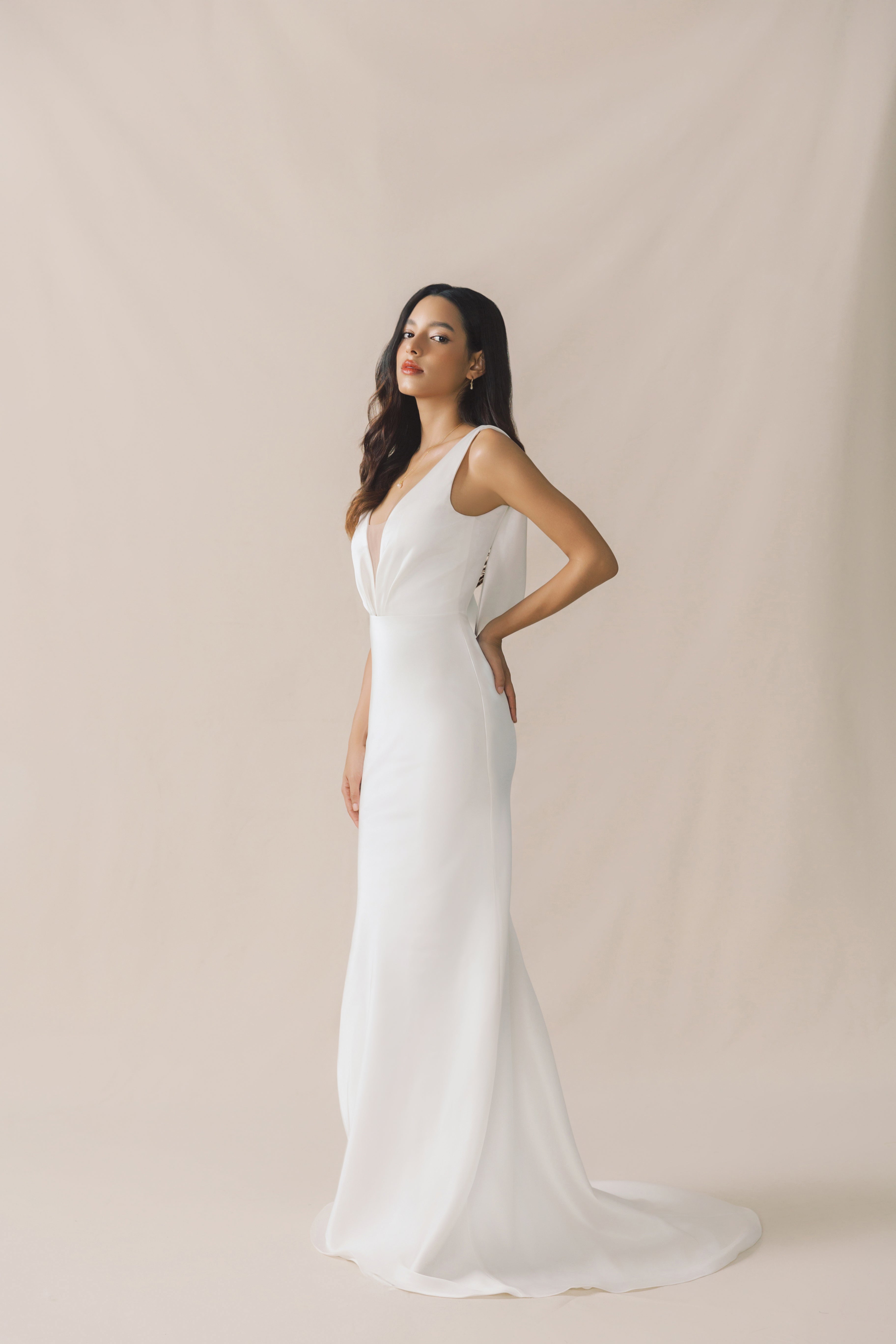 Minimalistisches, Modernes Brautkleid mit V Ausschnitt Hamburg standesamt