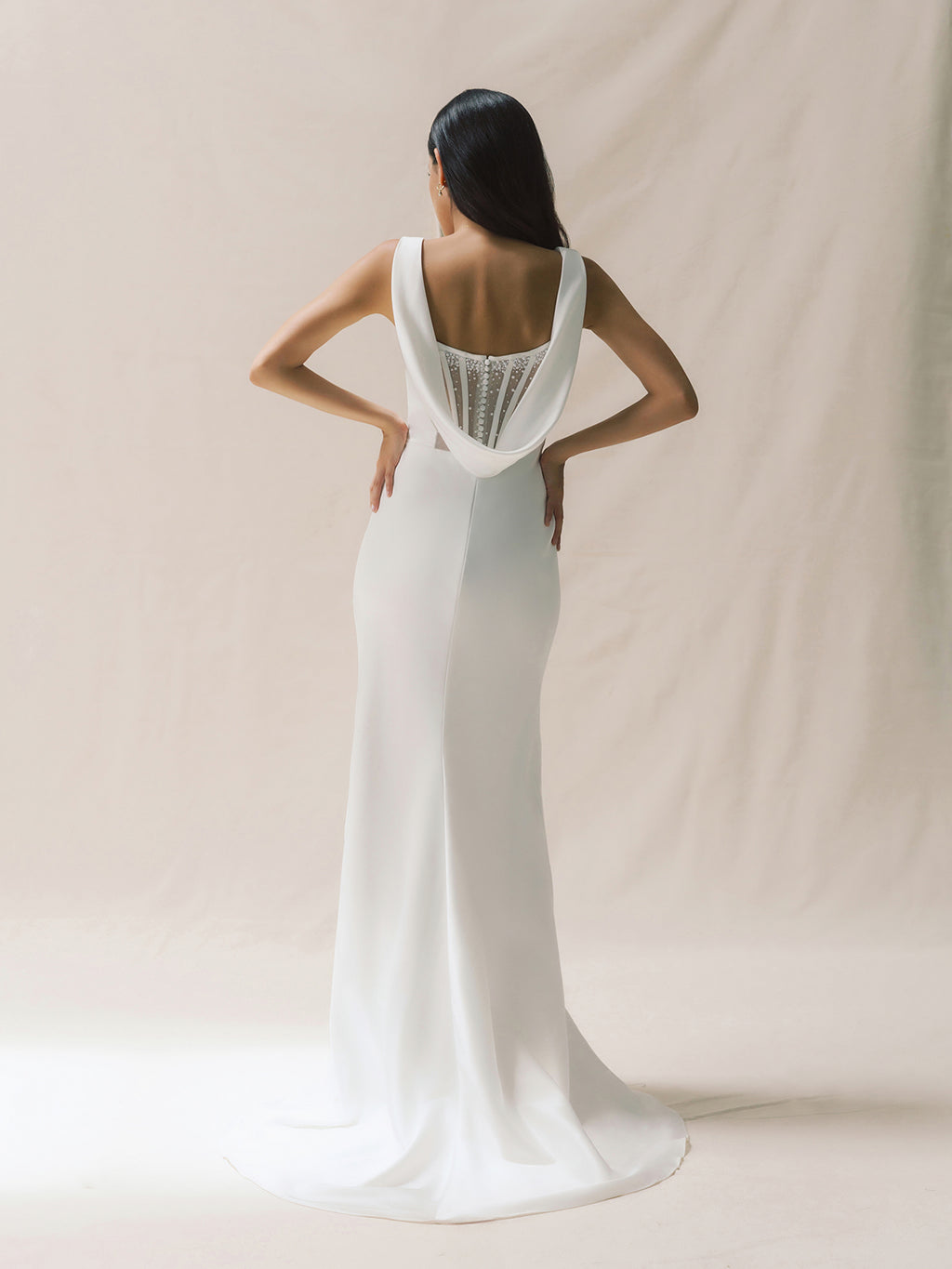 Minimalistisches, Modernes Brautkleid mit V Ausschnitt Hamburg standesamt