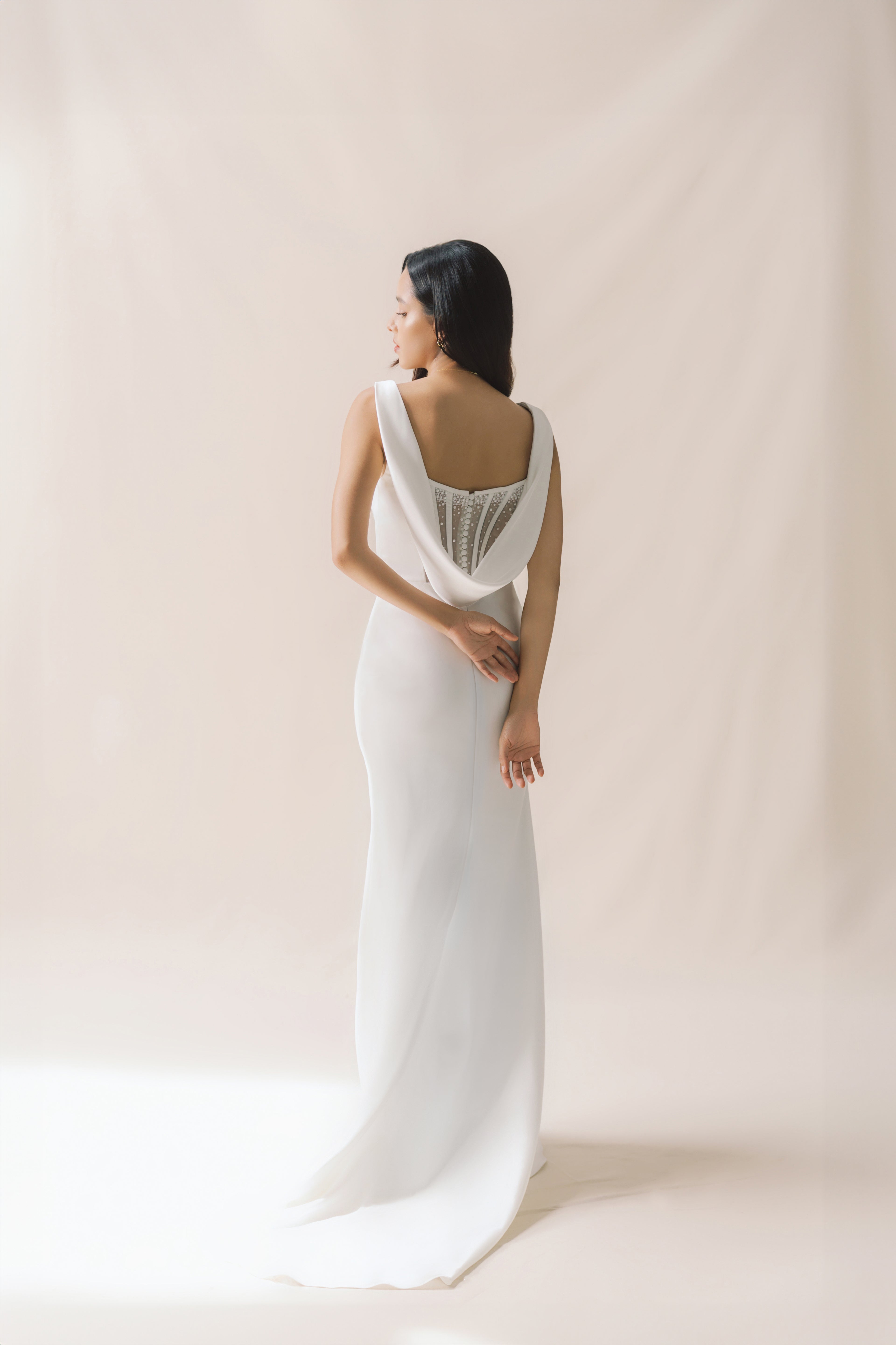 Minimalistisches, Modernes Brautkleid mit V Ausschnitt Hamburg standesamt