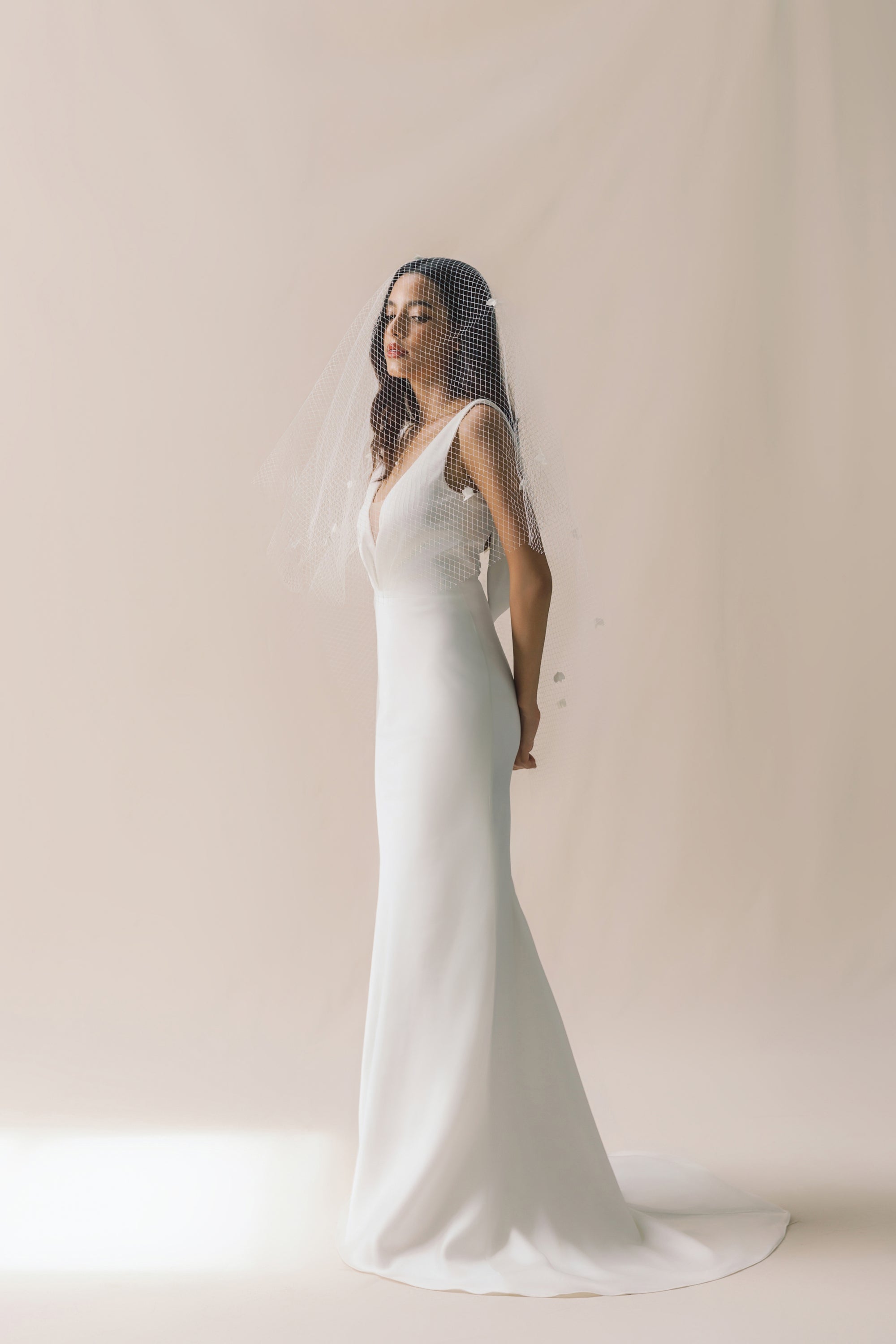 Minimalistisches, Modernes Brautkleid mit V Ausschnitt Hamburg standesamt