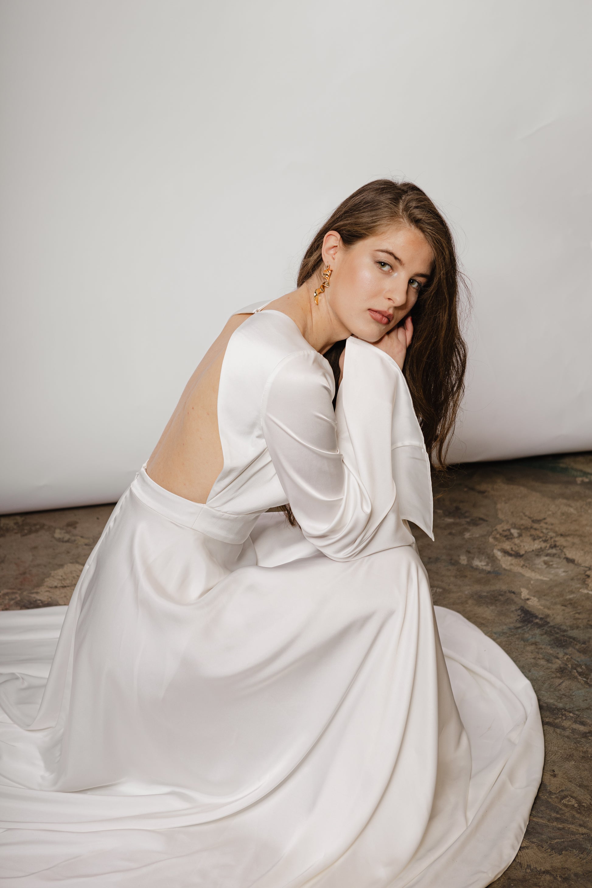 Elegantes Brautkleid für den Herbst: Feminines Design mit Keyhole-Rücken und fließendem A-Linien-Rock