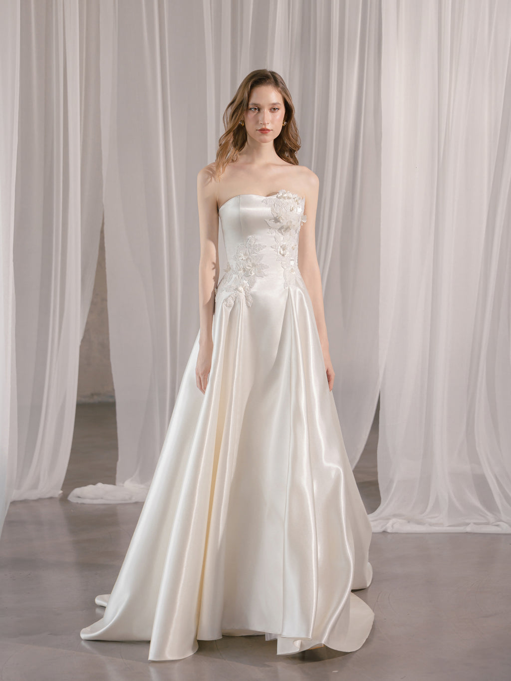 A-Linie Satin Brautkleid trägerlos mit 3D-Blütenapplikationen