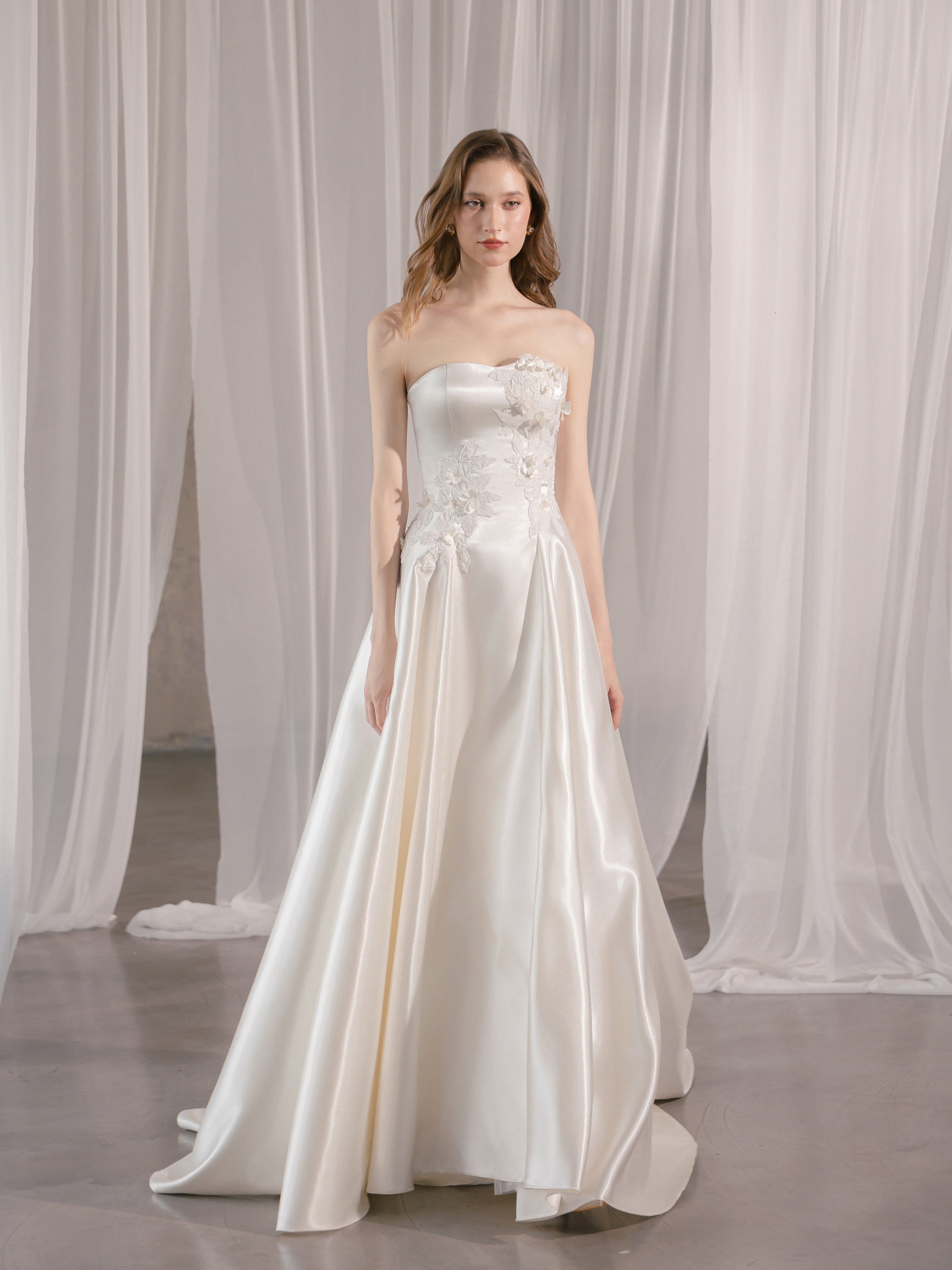 A-Linie Satin Brautkleid trägerlos mit 3D-Blütenapplikationen