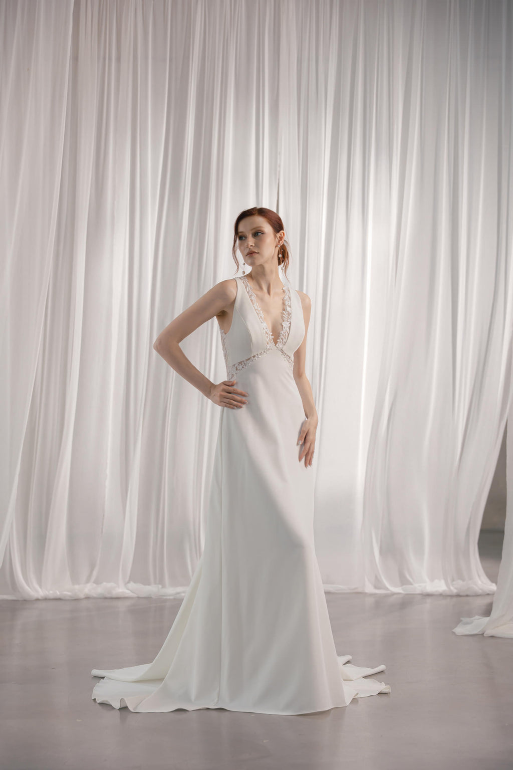 A-Linie Brautkleid Satin mit V-Ausschnitt und Spitze, offener Rücken, lange Schleppe