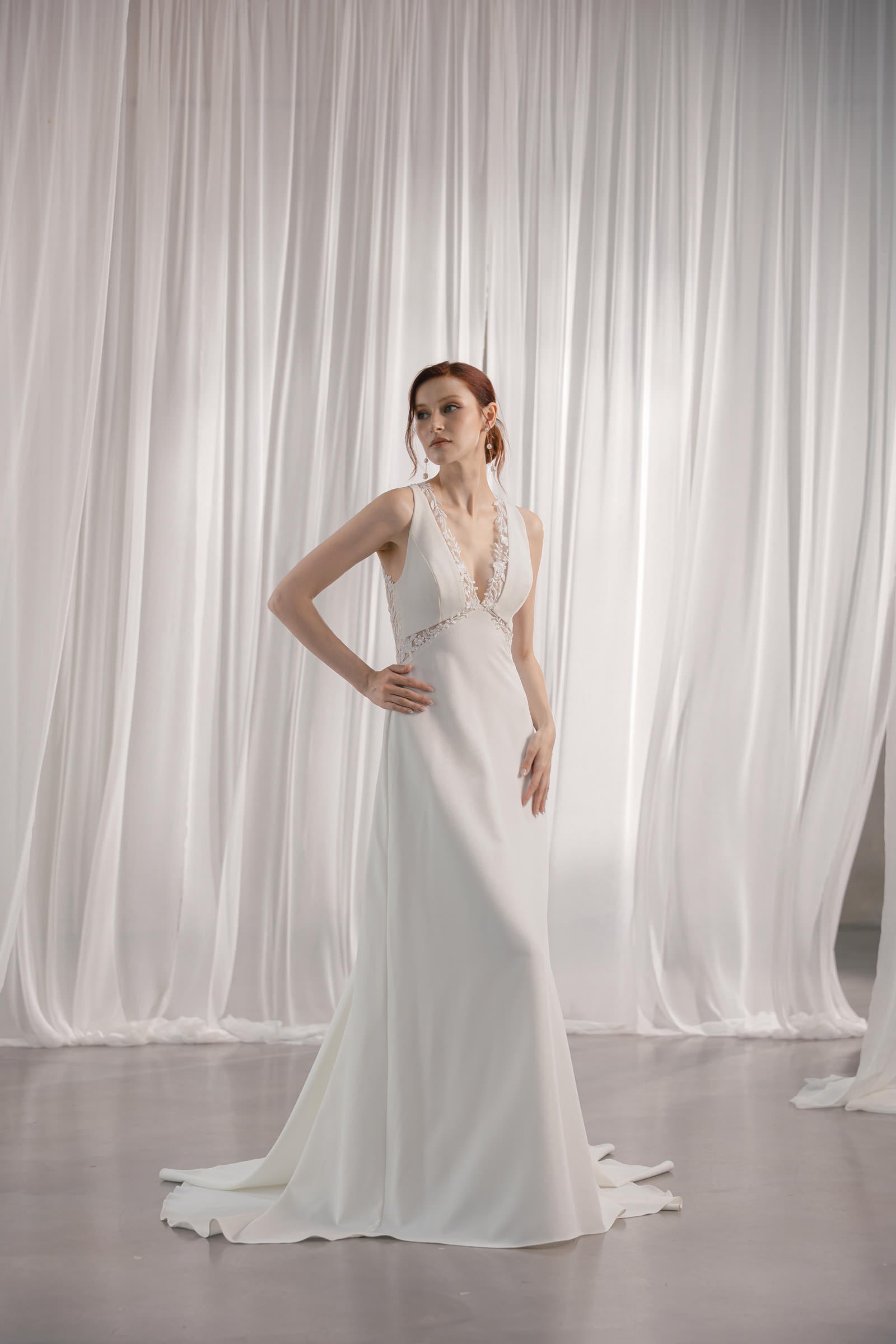 A-Linie Brautkleid Satin mit V-Ausschnitt und Spitze, offener Rücken, lange Schleppe