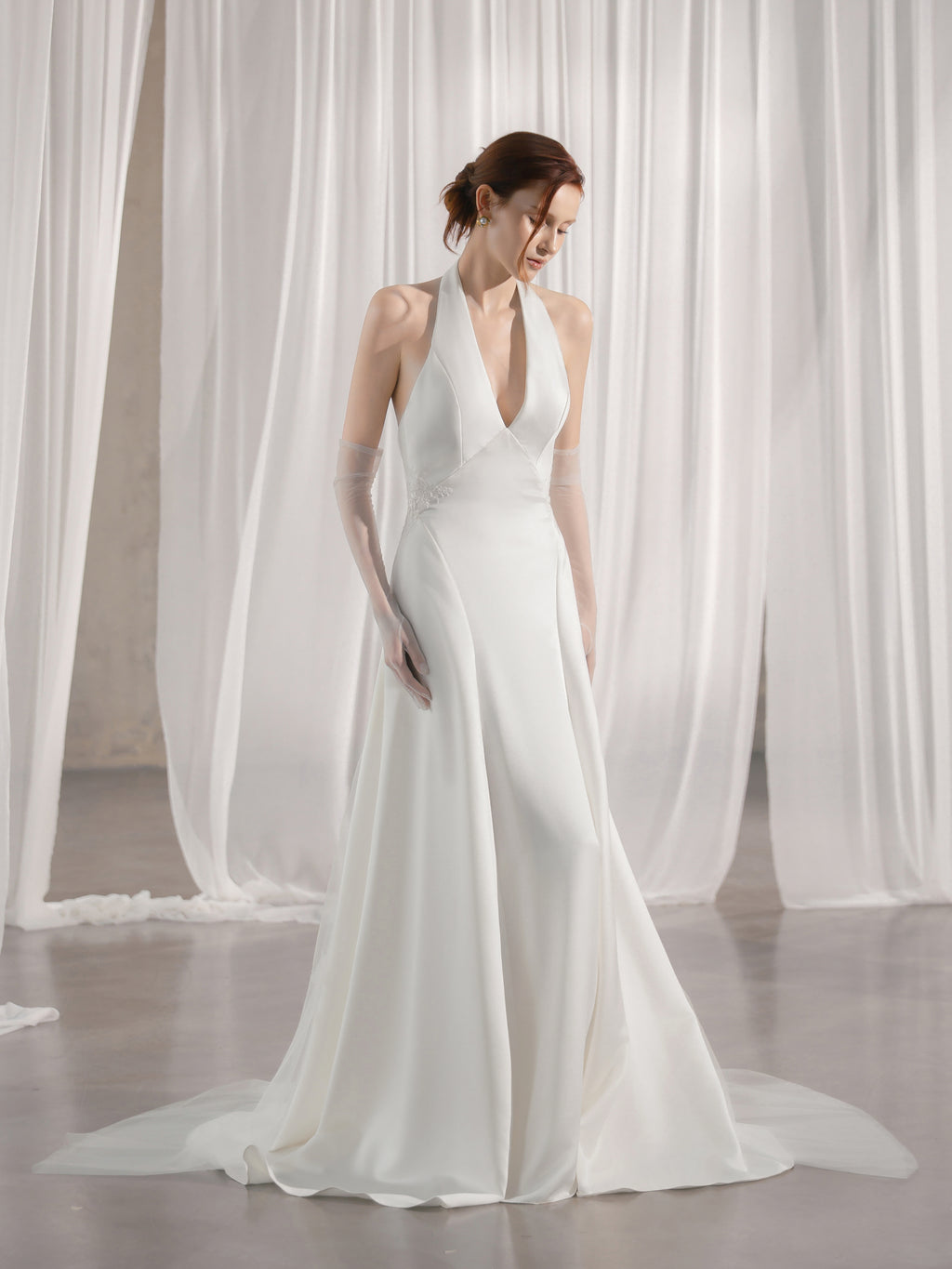 Zeitlose Brautmode aus Satin – minimalistisches Hochzeitskleid Hamburg White Cherry
