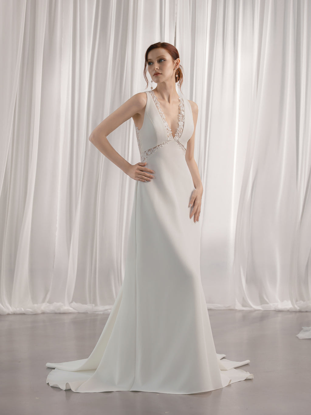 Zeitlose Brautmode aus Satin – minimalistisches Hochzeitskleid Hamburg White Cherry