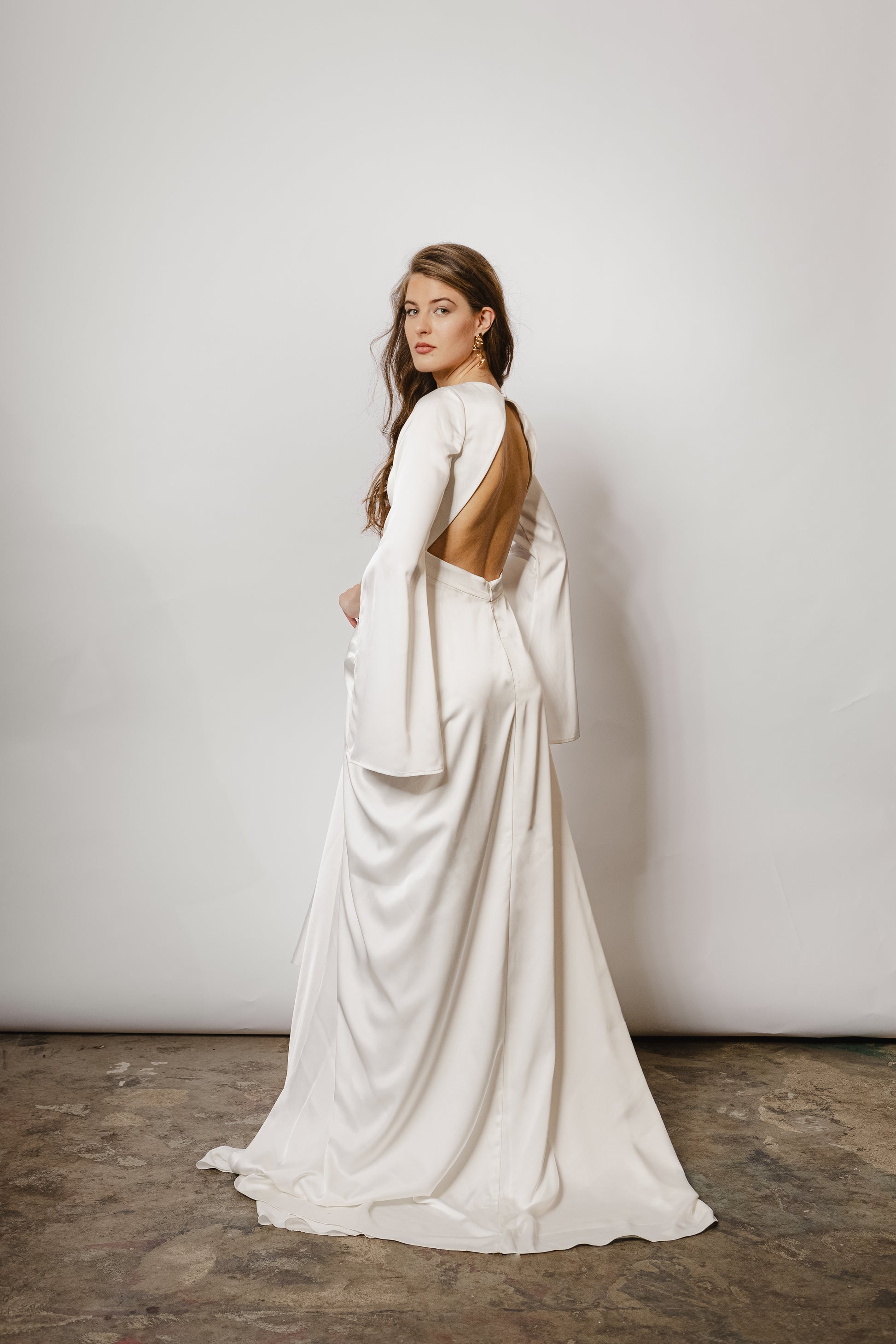 Elegantes Brautkleid für den Herbst: Feminines Design mit Keyhole-Rücken und fließendem A-Linien-Rock