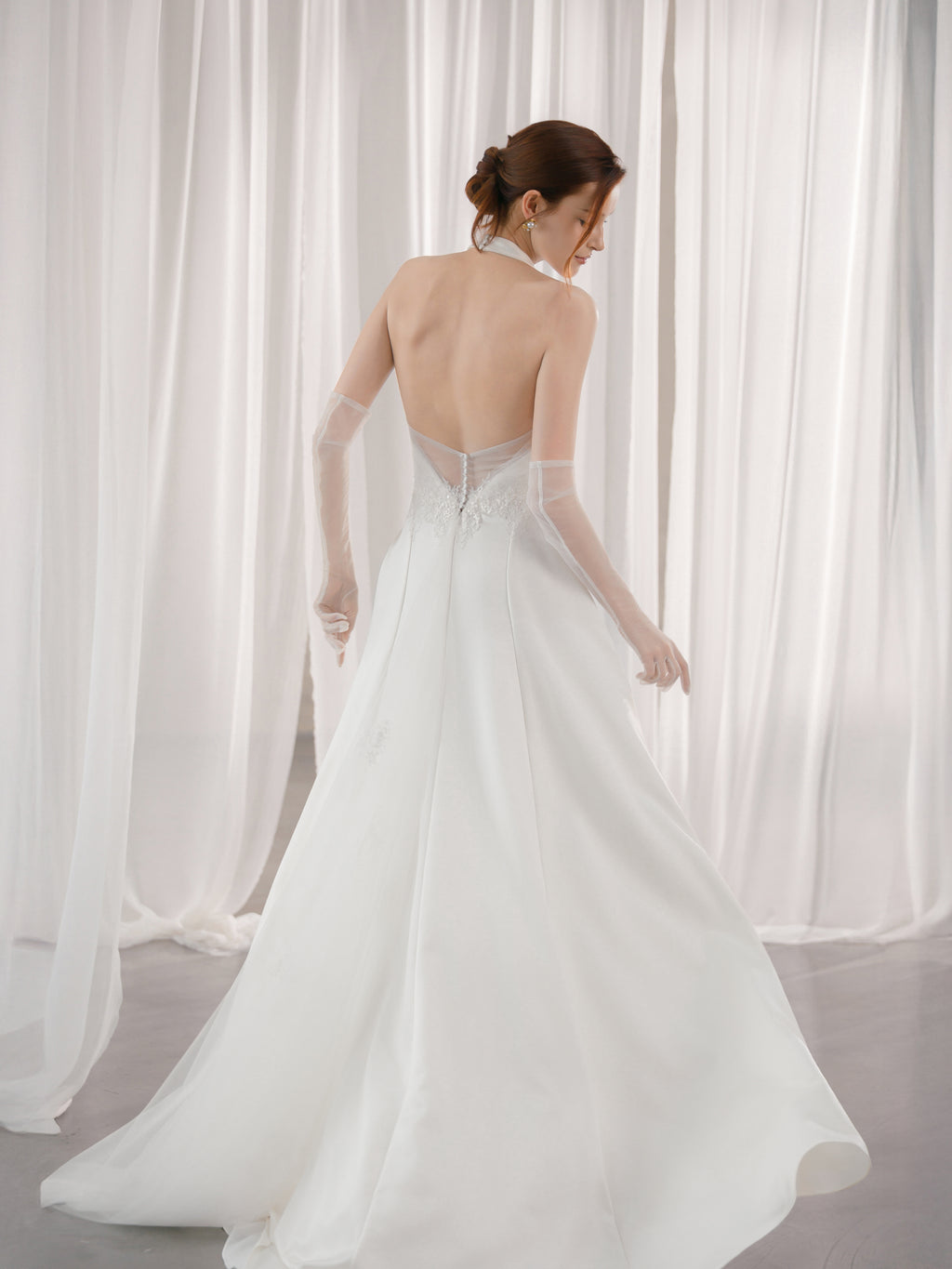 Brautkleid mit klaren Linien und raffinierter Schlichtheit – Minimalistische Brautmode Hamburg