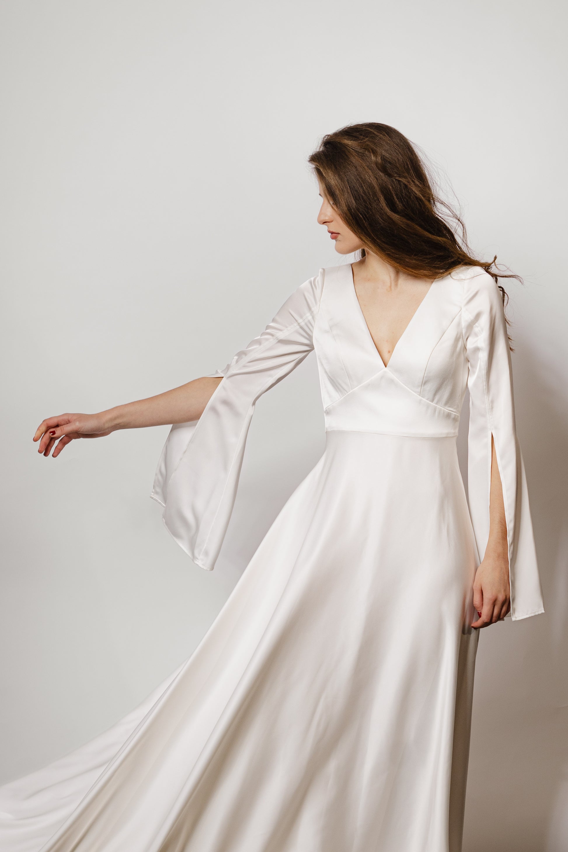 Elegantes Brautkleid für den Herbst: Feminines Design mit Keyhole-Rücken und fließendem A-Linien-Rock