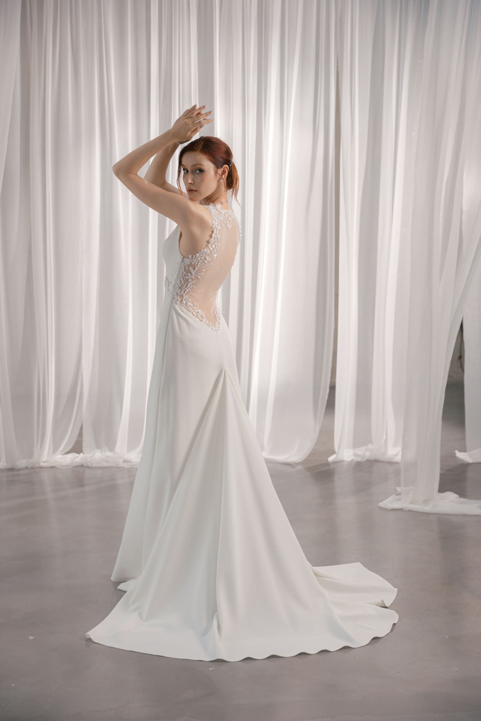 A-Linie Brautkleid Satin mit V-Ausschnitt und Spitze, offener Rücken, lange Schleppe