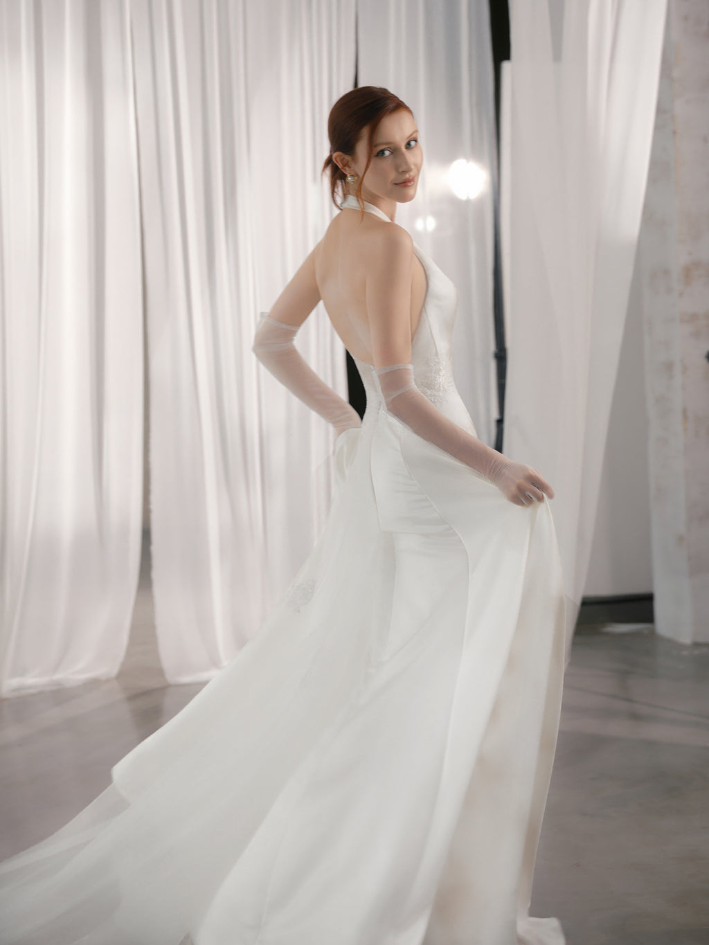 Schlichtes Brautkleid mit V-Ausschnitt, zeitloses Design – White Cherry Brautmode Hamburg