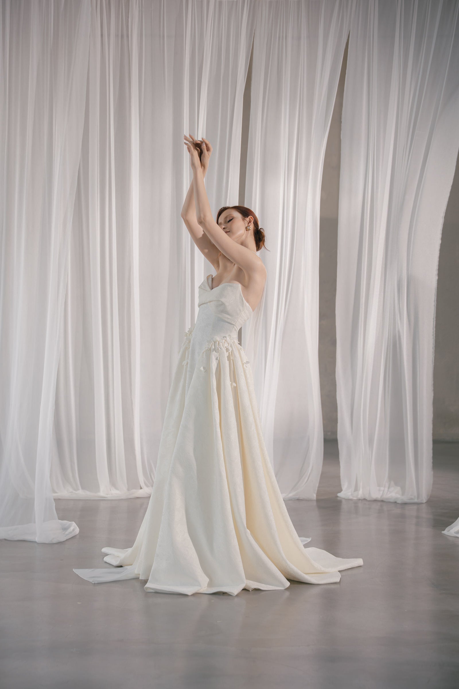White Cherry Hamburg Strapless Corset Wedding Dress with Ruffled Skirt Bridal Brautmode Brautkleid mit Corsage