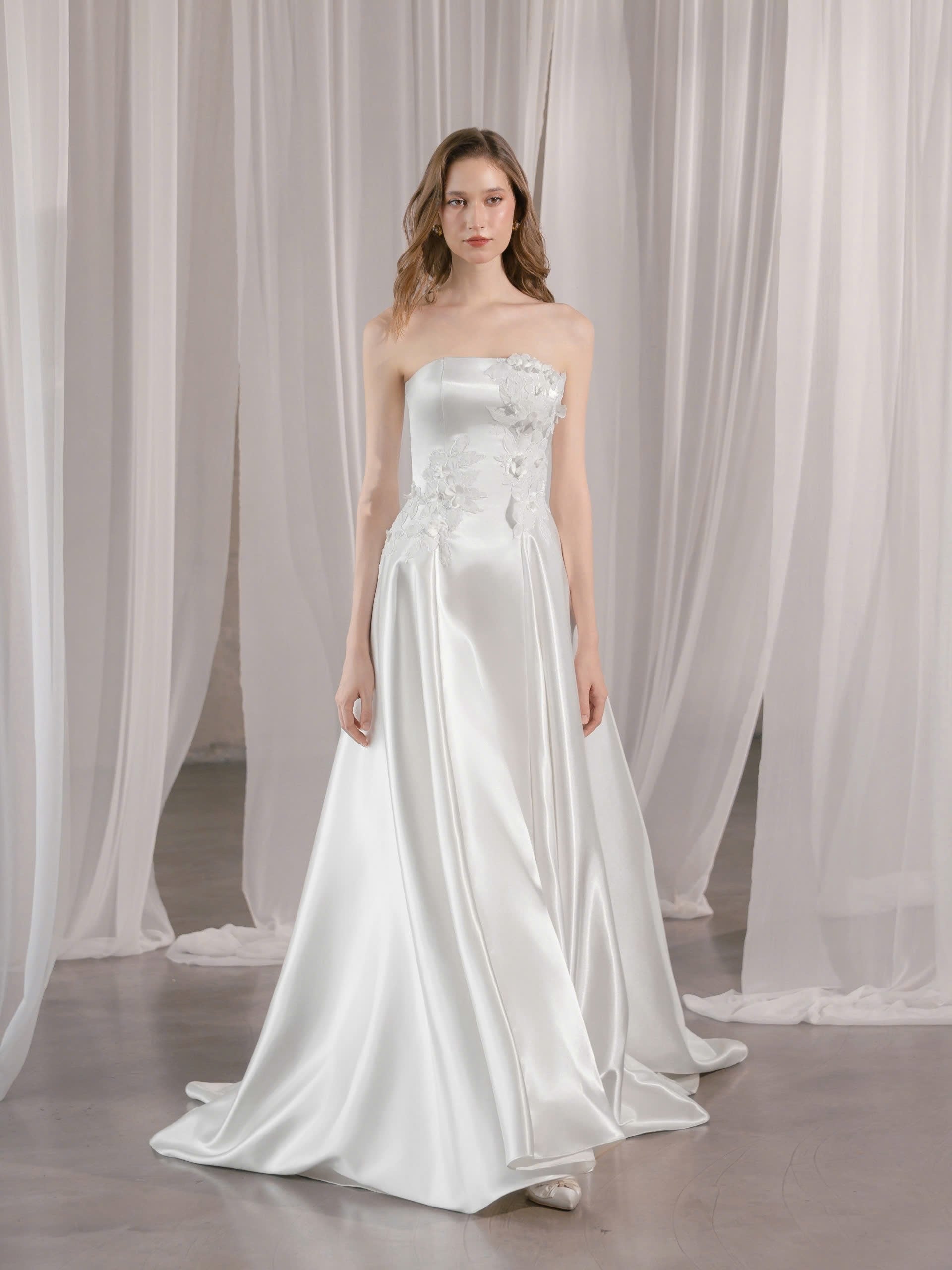 Trägerloses Brautkleid mit geradem Ausschnitt und asymmetrischen 3D-Blütenapplikationen Hamburg Brautmode