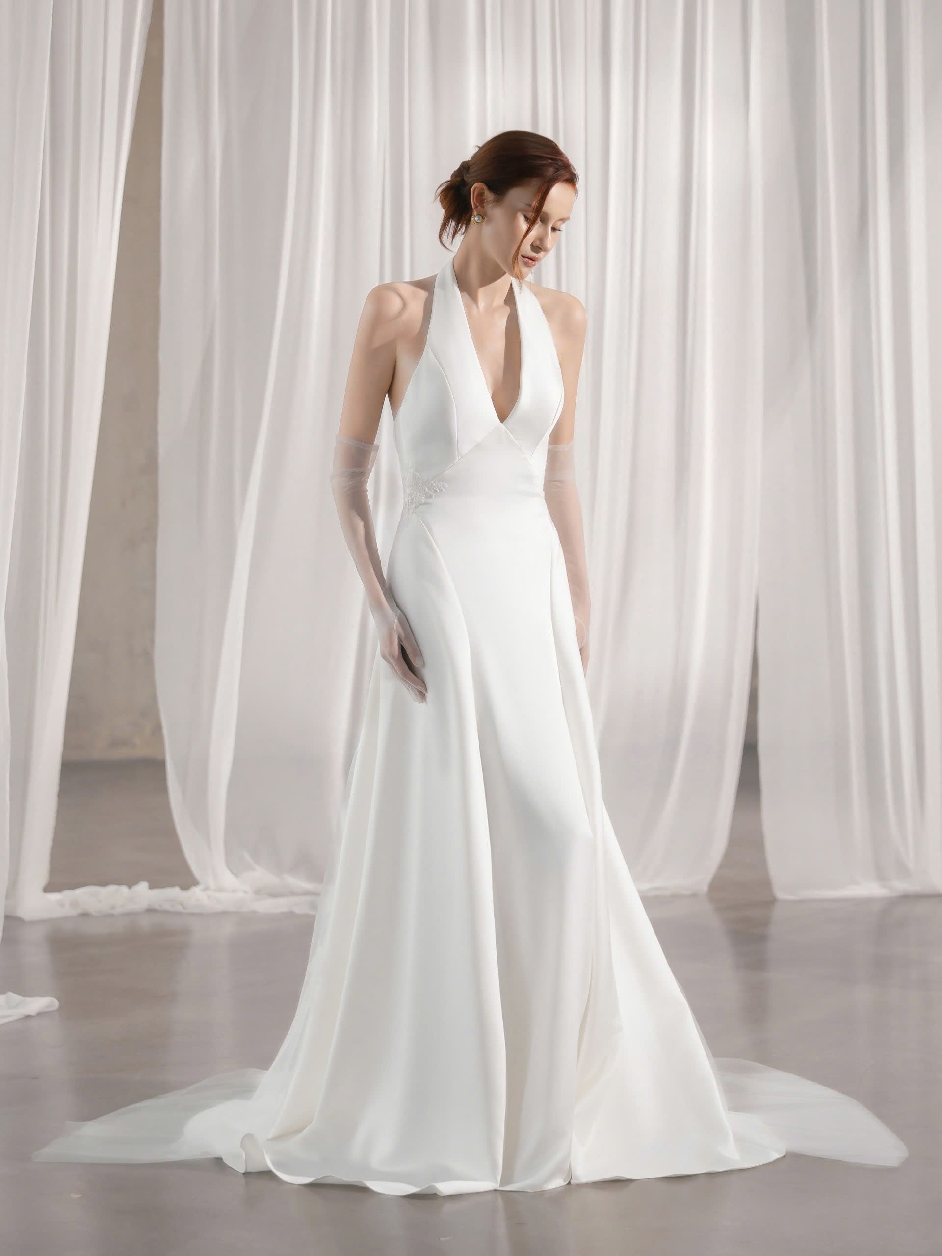 Halterneck-Satin-Brautkleid mit offenem Rücken Brautmode Hamburg Minimalist Modern Bridal Dress
