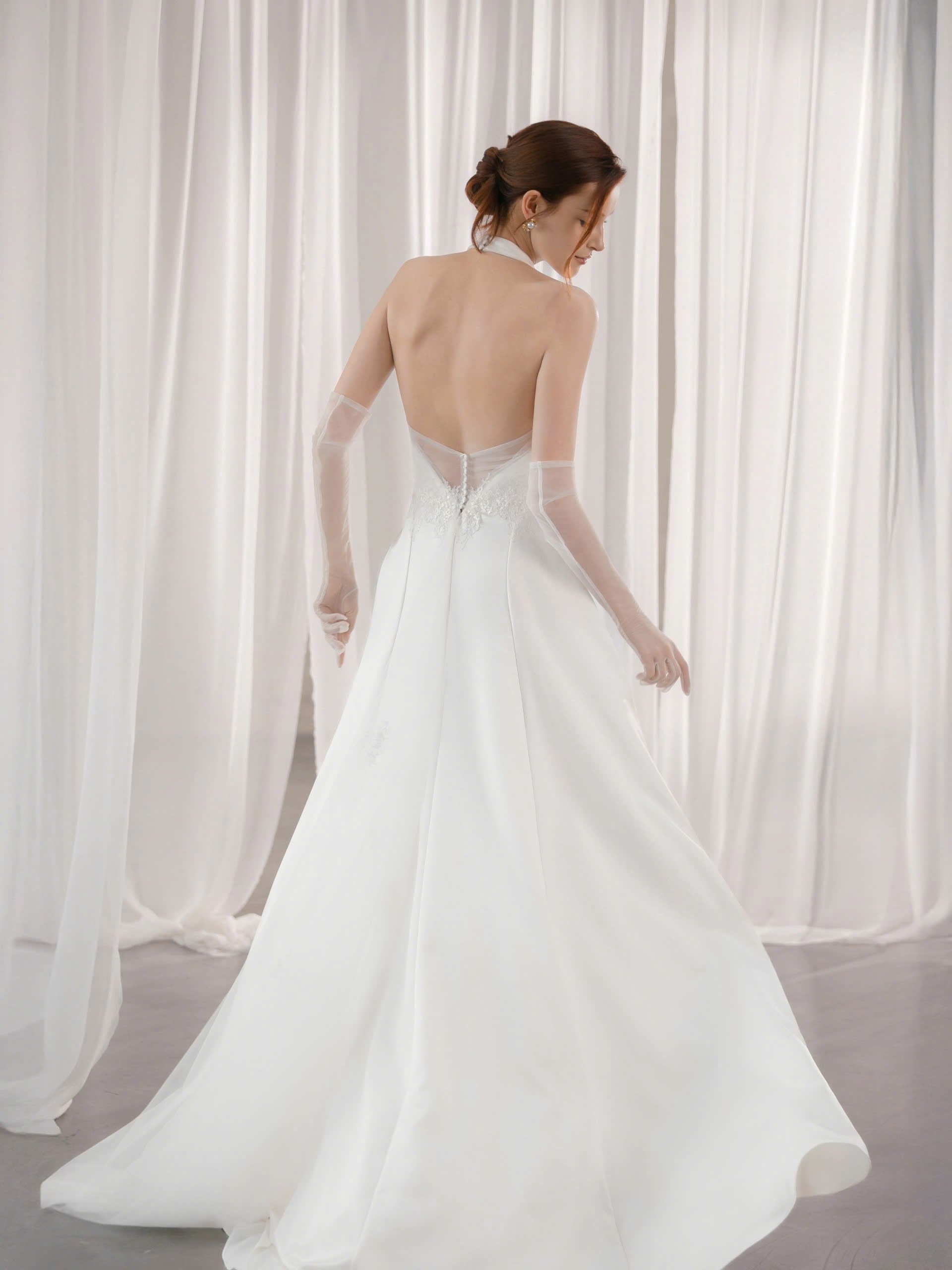 Halterneck-Satin-Brautkleid mit offenem Rücken Brautmode Hamburg Minimalist Modern Bridal Dress
