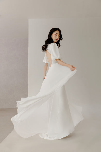 Minimalistisches Standesamt-Brautkleid mit Puffärmeln und fließender Chiffon-Schleppe – Schlichtes und elegantes Design für moderne Bräute.