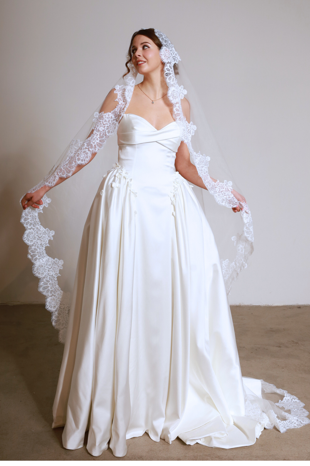 Braut mit Brautschleier im Bridal Showroom in Hamburg