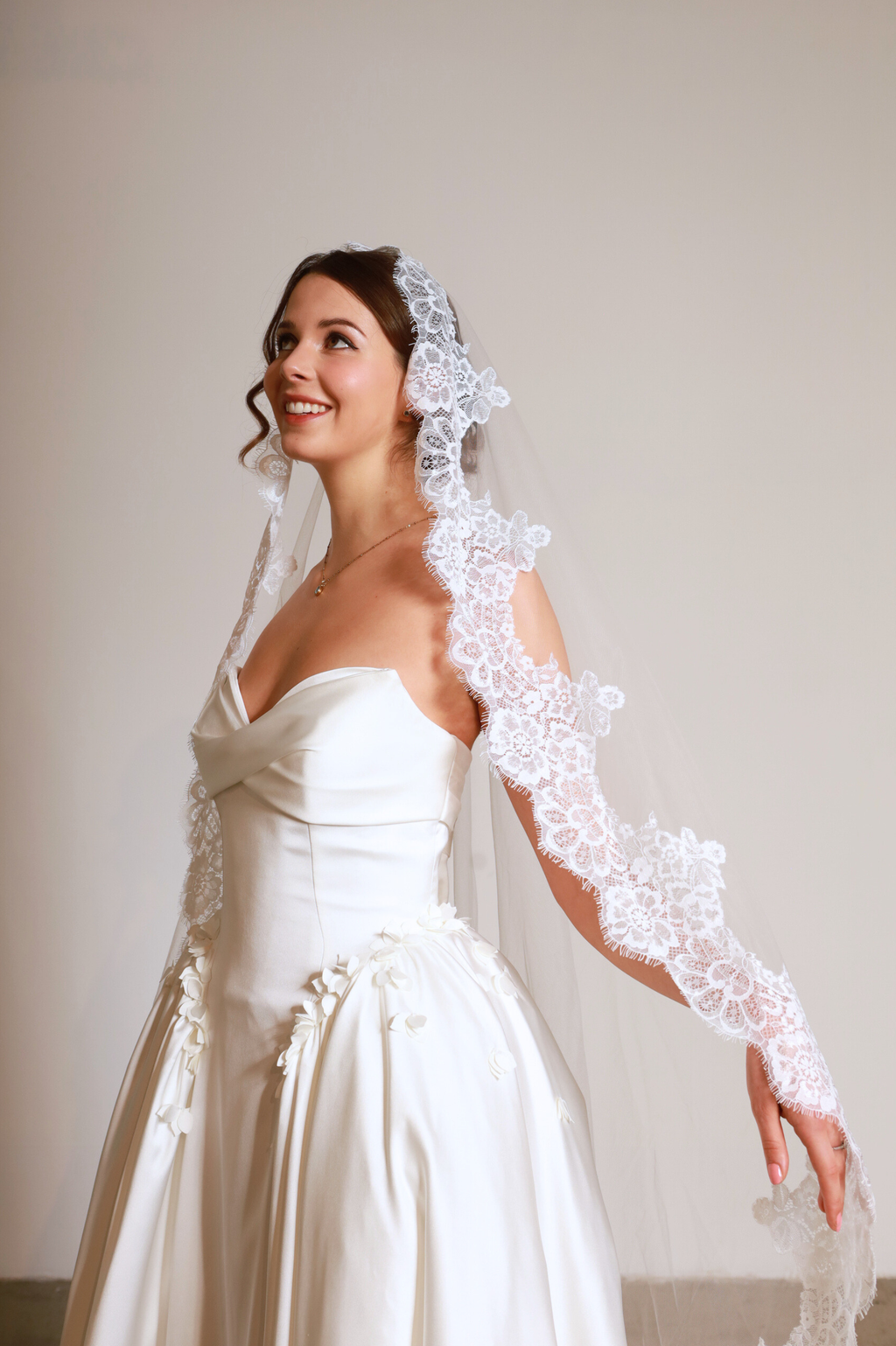 Moderner Brautschleier kombiniert mit maßgeschneidertem Brautkleid von White Cherry