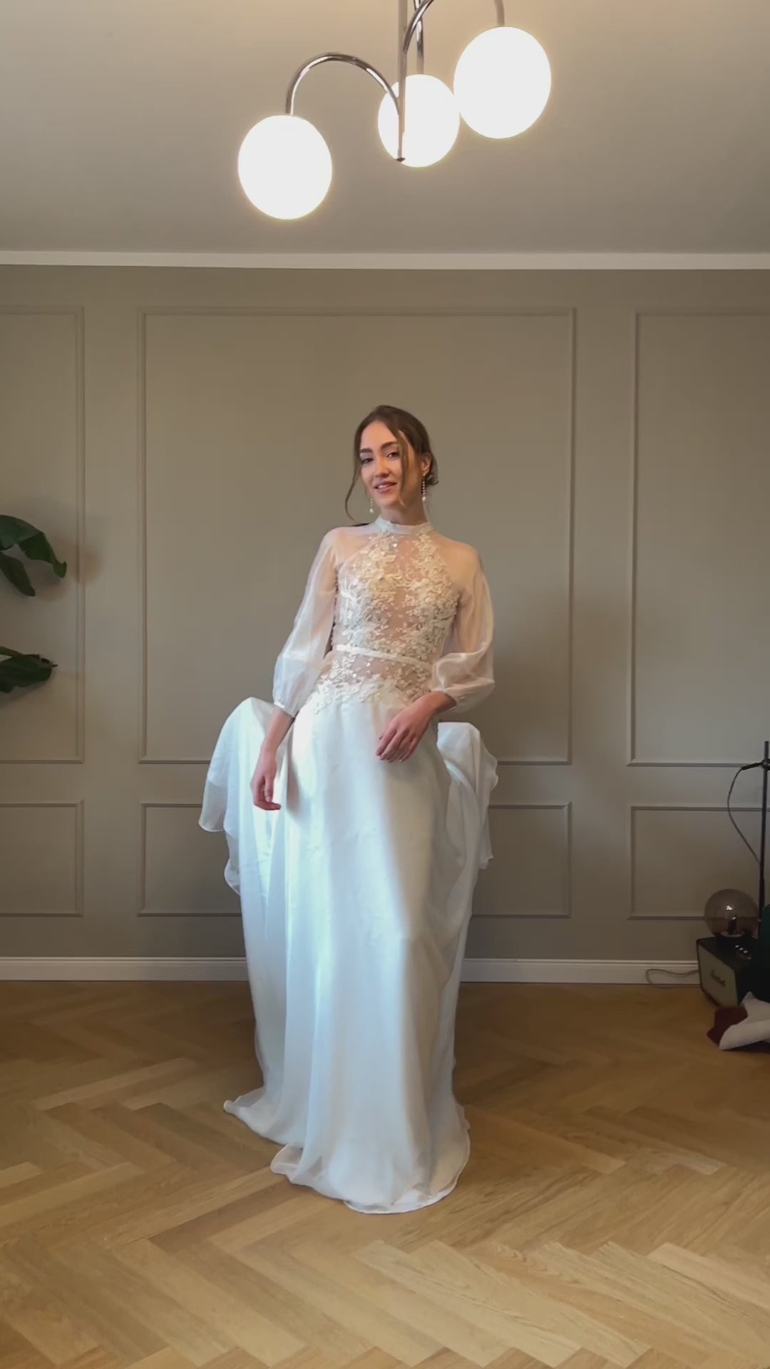 Hochzeitskleid mit langen Ärmeln, transparenten Lattenärmeln und Organza-Stoff Brautmode Hamburg