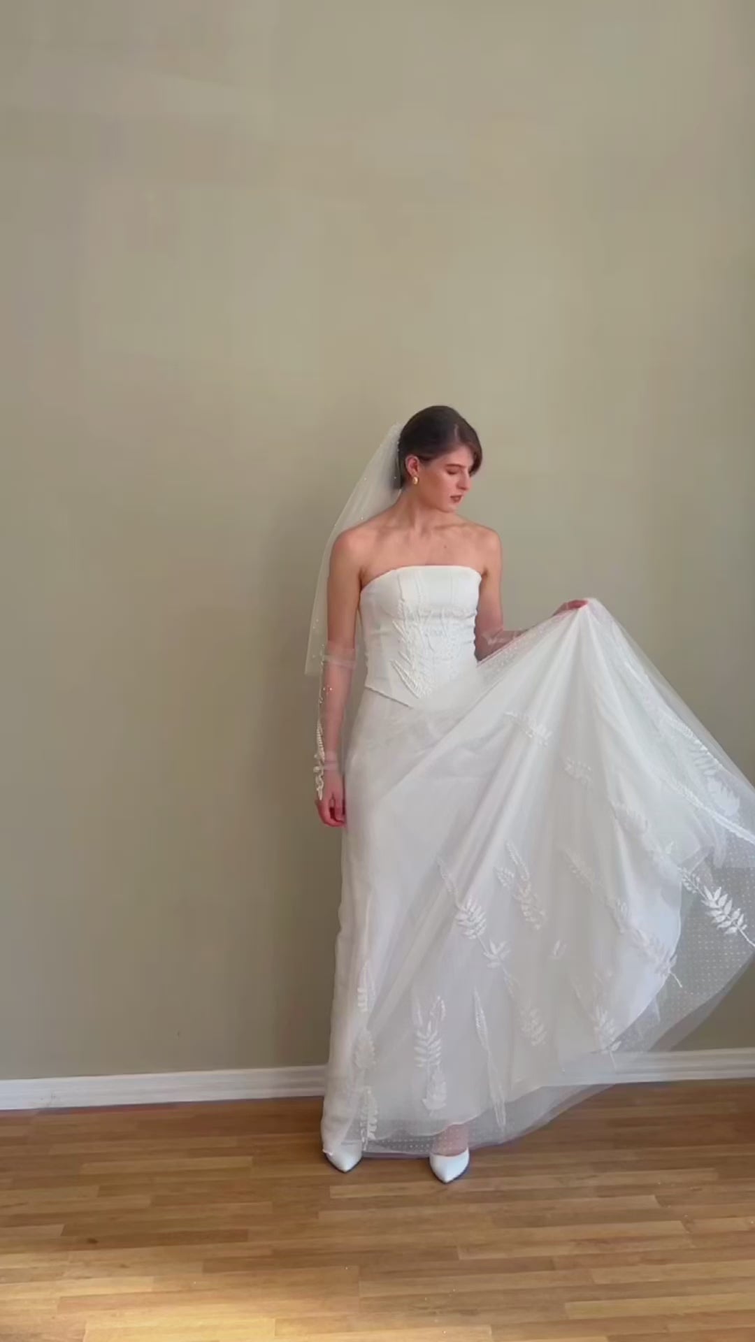 Minimalistisches Standesamt-Brautkleid mit Corsage und luftigem Tüllrock – Zeitloses, elegantes Design für moderne Bräute.