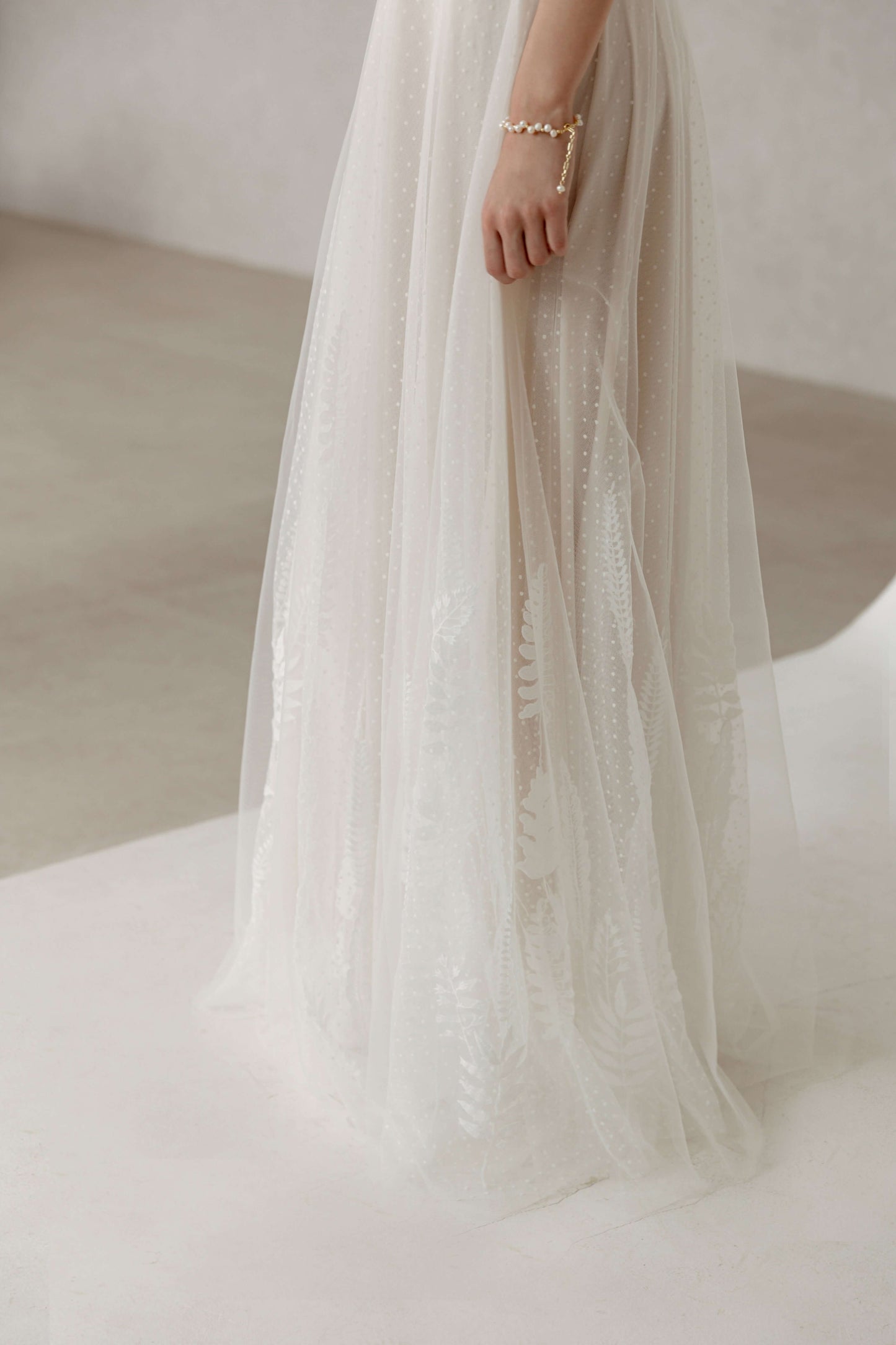 Minimalistisches Standesamt-Brautkleid mit Corsage und luftigem Tüllrock – Zeitloses, elegantes Design für moderne Bräute.
