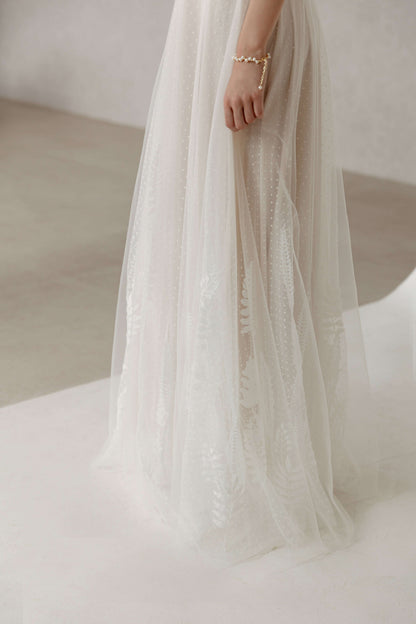 Minimalistisches Standesamt-Brautkleid mit Corsage und luftigem Tüllrock – Zeitloses, elegantes Design für moderne Bräute.