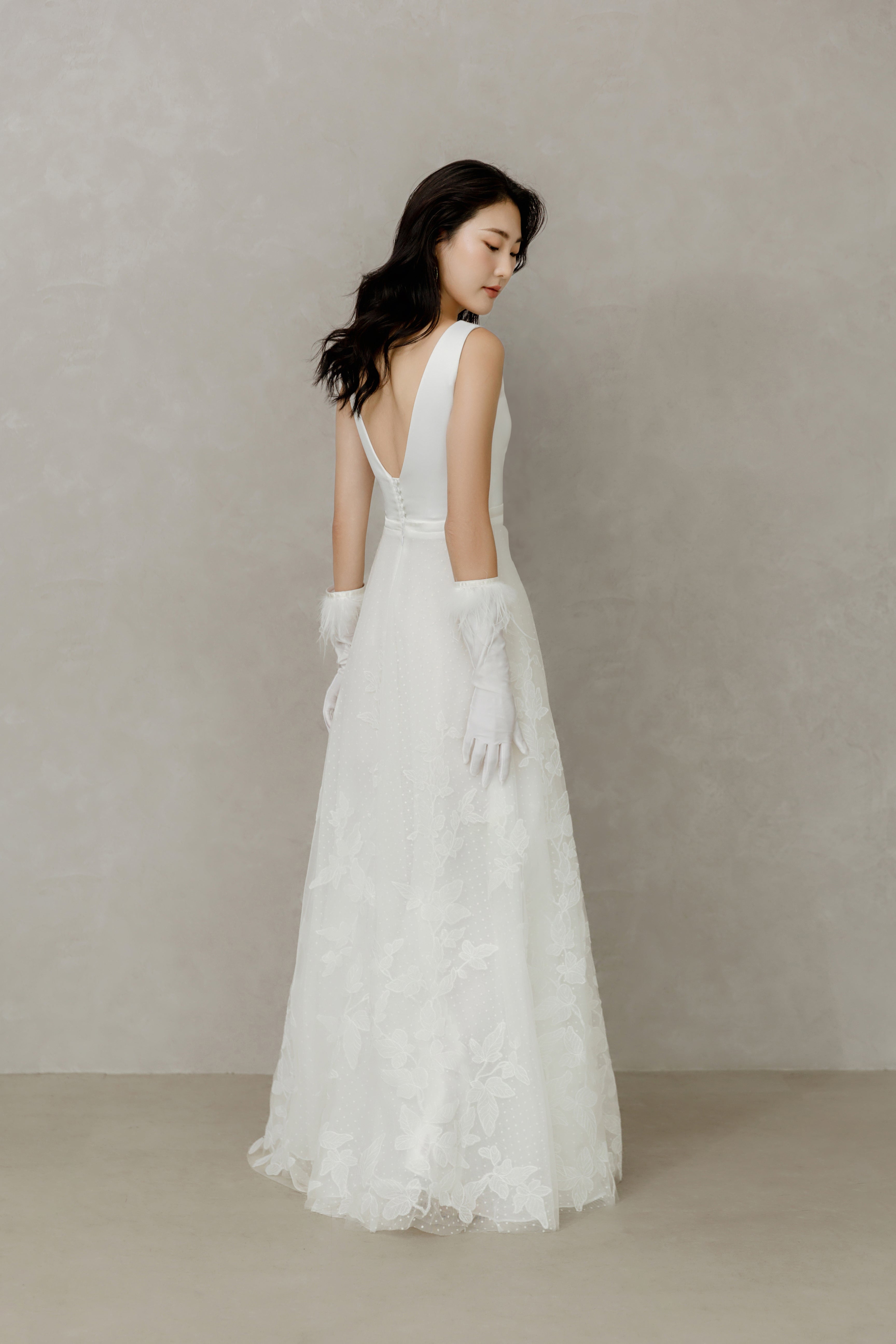 Minimalistisch, sauber, modern, einfaches Hochzeitskleid aus Satin und Tüll Brautmode Hamburg