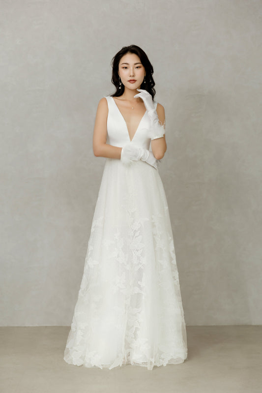 Minimalistisch, sauber, modern, einfaches Hochzeitskleid aus Satin und Tüll