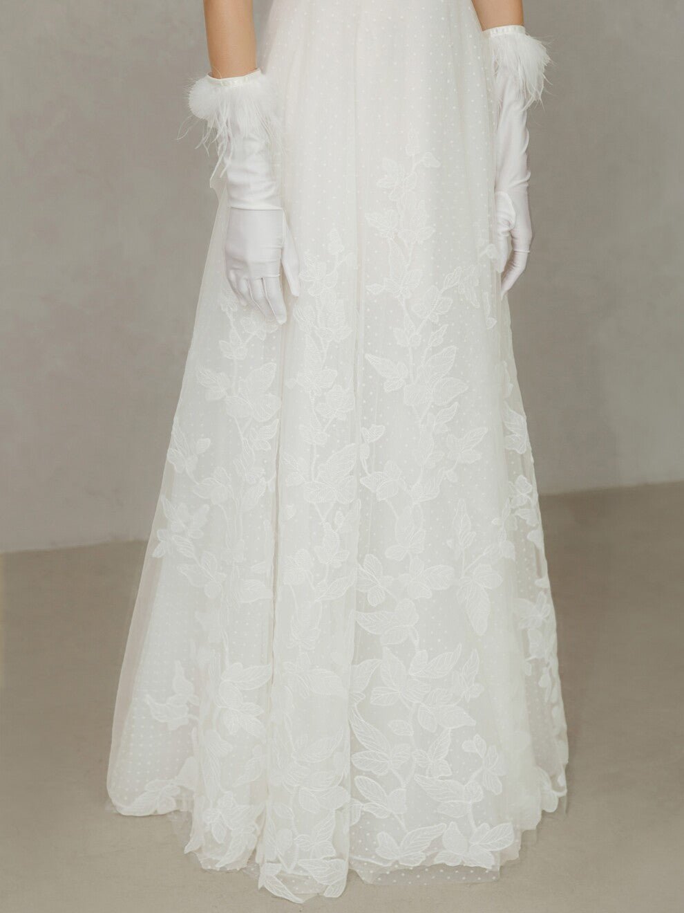 Minimalistisch, sauber, modern, einfaches Hochzeitskleid aus Satin und Tüll Brautmode Hamburg
